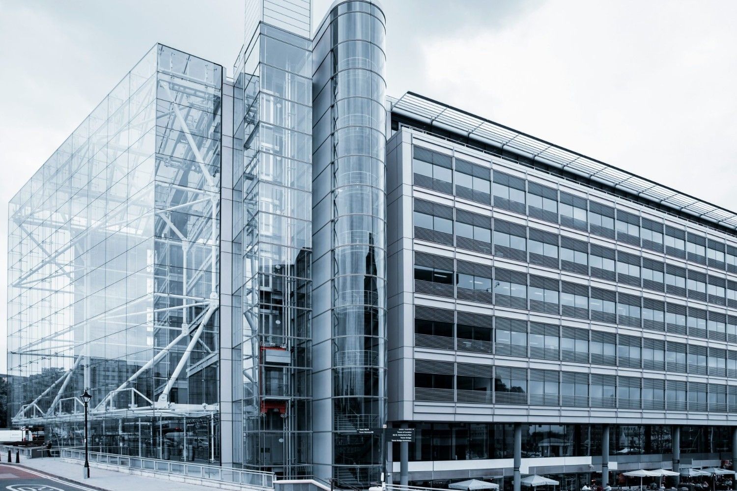 Graues Betongebäude unter weißem Himmel bei Tageslicht